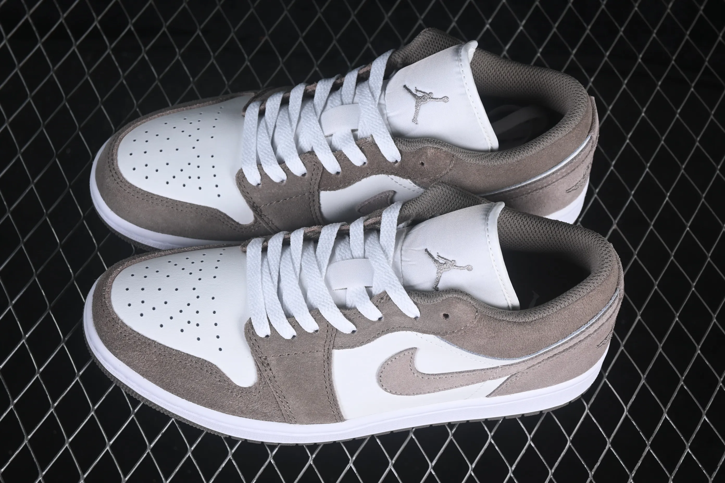 All categories Air Jordan Jordan series basketball shoes Air Jordan 1 Low G version pure original Air Jordan 1 Low AJ1 Joe 1 white gray low-top retro culture basketball shoes 553558-046